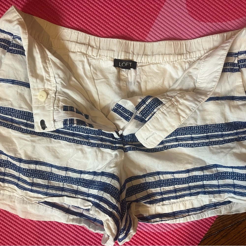 🌻3/$15 Loft shorts size M white with blue embroidery